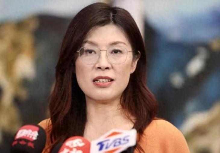 这有啥好怕的！
郑丽文霸气回应



郑丽文太勇了
她对着麦克风
说敢来大陆那会