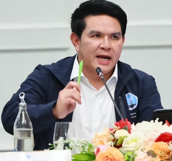 泰国部长终于说真话了：欢迎中国游客来花钱，但不欢迎中国游客有特权。

这句话听着