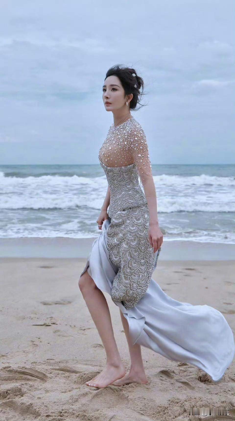 杨幂的海边造型简直绝了，魅力丝毫不减当年。有一组她穿黑色蕾丝长裙搭金色贝壳抹胸的