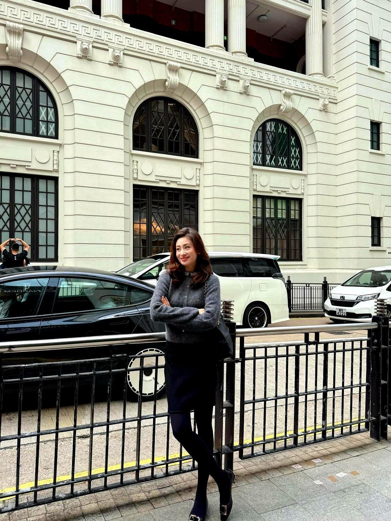 灰针织＋黑半裙，看着低调，其实全是算计。珍珠往领口一钉，立马把温柔抬成轻奢。金属