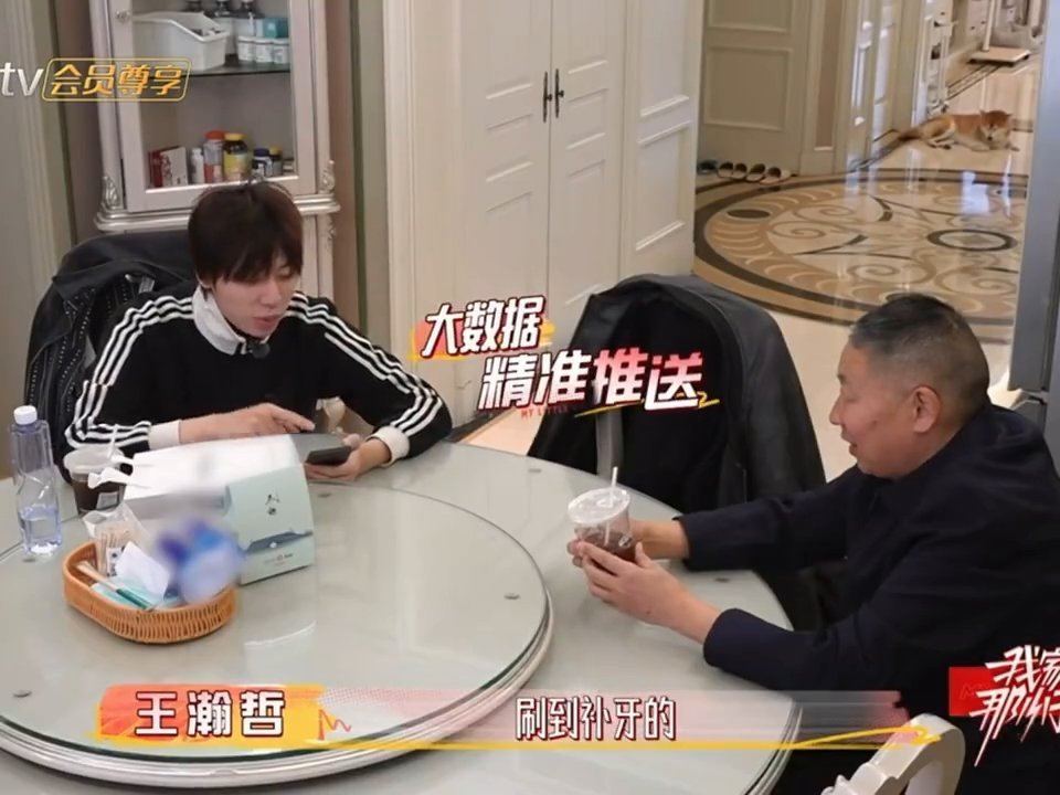 中国boy劝他爸补牙演我劝长辈看到中国boy劝爸补牙像照镜子，长辈总怕花钱，怎么