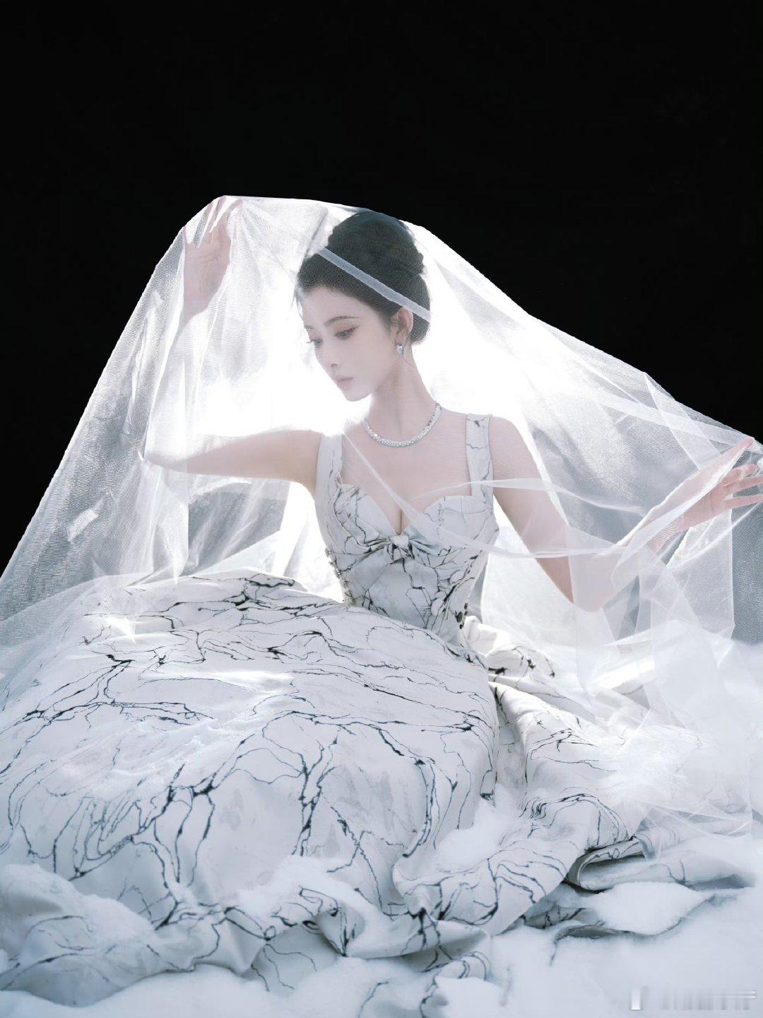 孟子义 经济上行的美 这波红毯造型太懂了！冰裂纹婚纱的碎光质感与古董红裙的立体设