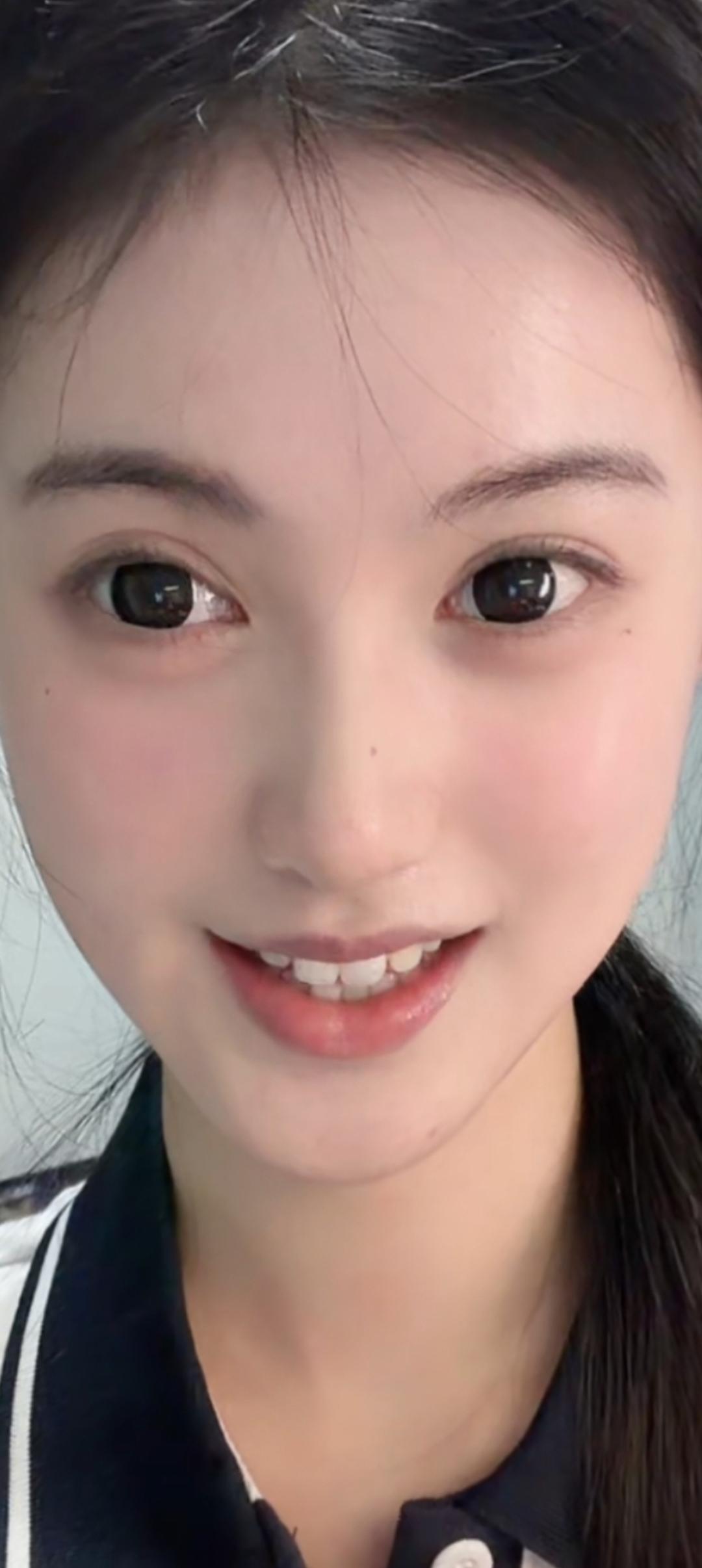 这位小姐姐在微笑呢！