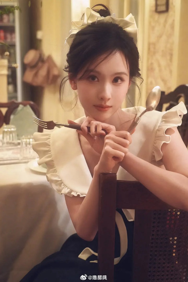 萌 还以为是白幼薇物料呢 