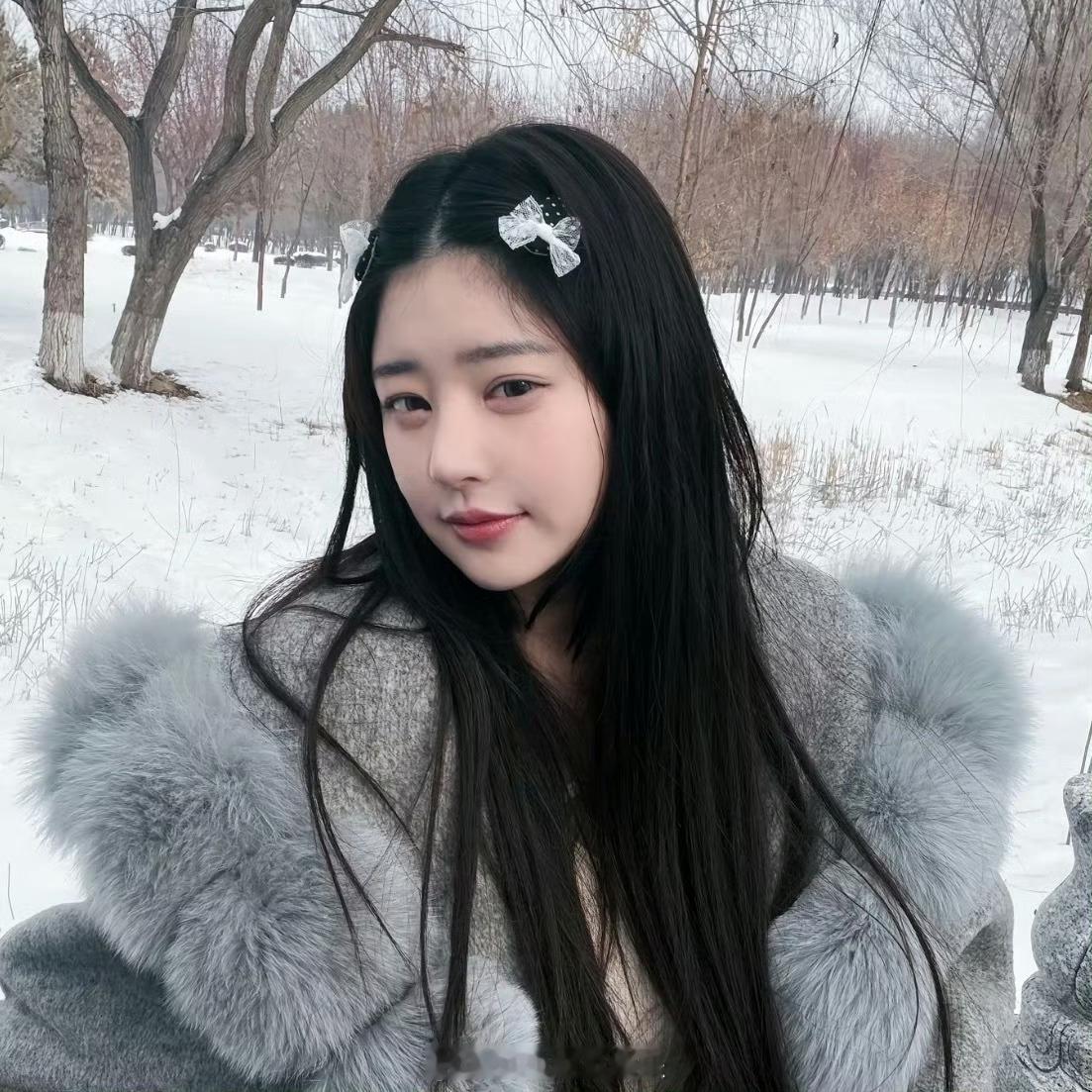 黄一鸣回应长得像刘亦菲黄一鸣直播主动念弹幕：“我太像刘亦菲了，不好意思不是故意读