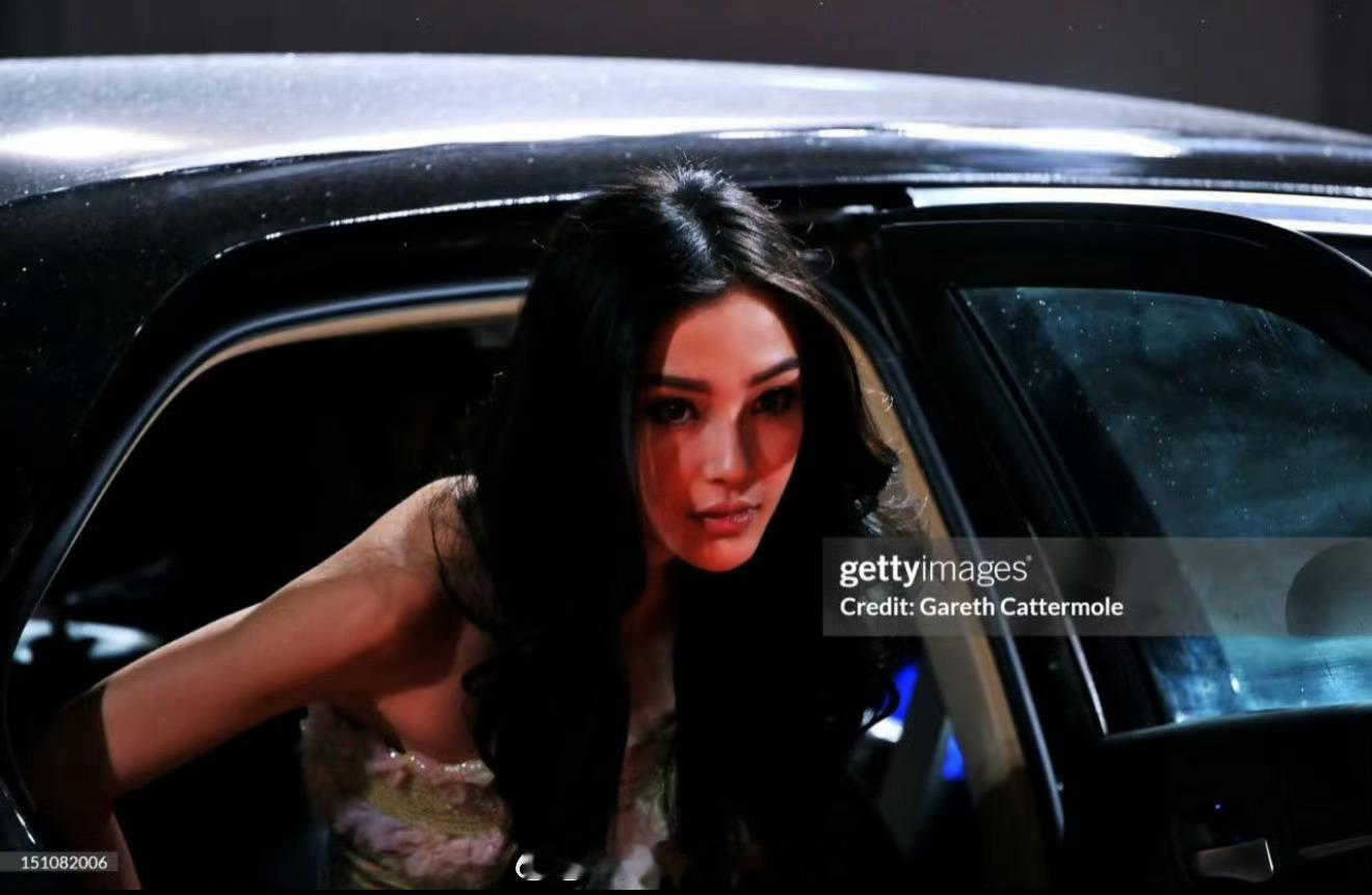 图1是一张Angelababy的生图这张虽然被P成了各种版本（图2），但是原图有