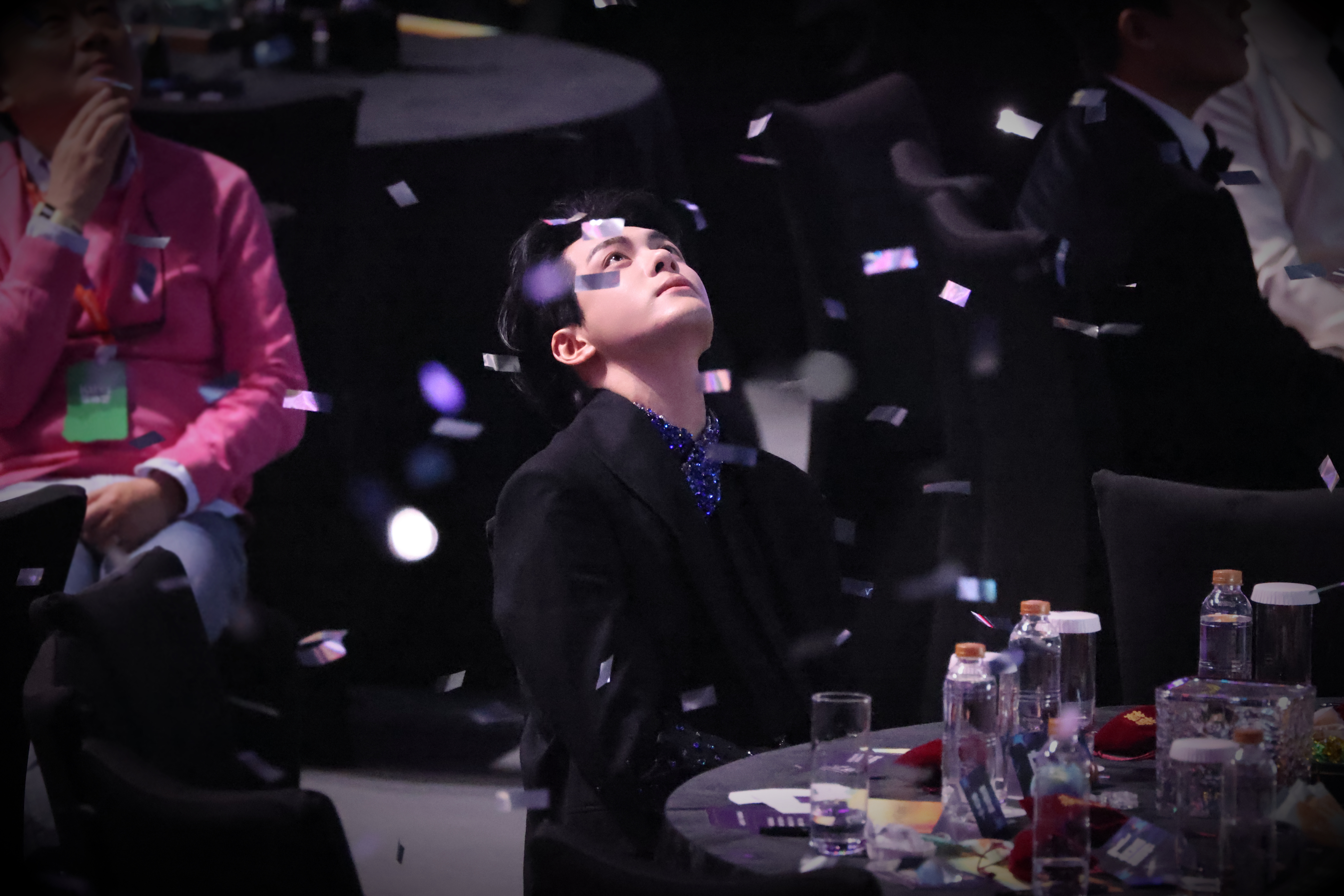 拍到了在玩礼花的曾舜晞尖叫之夜内场2025爱奇艺尖叫之夜