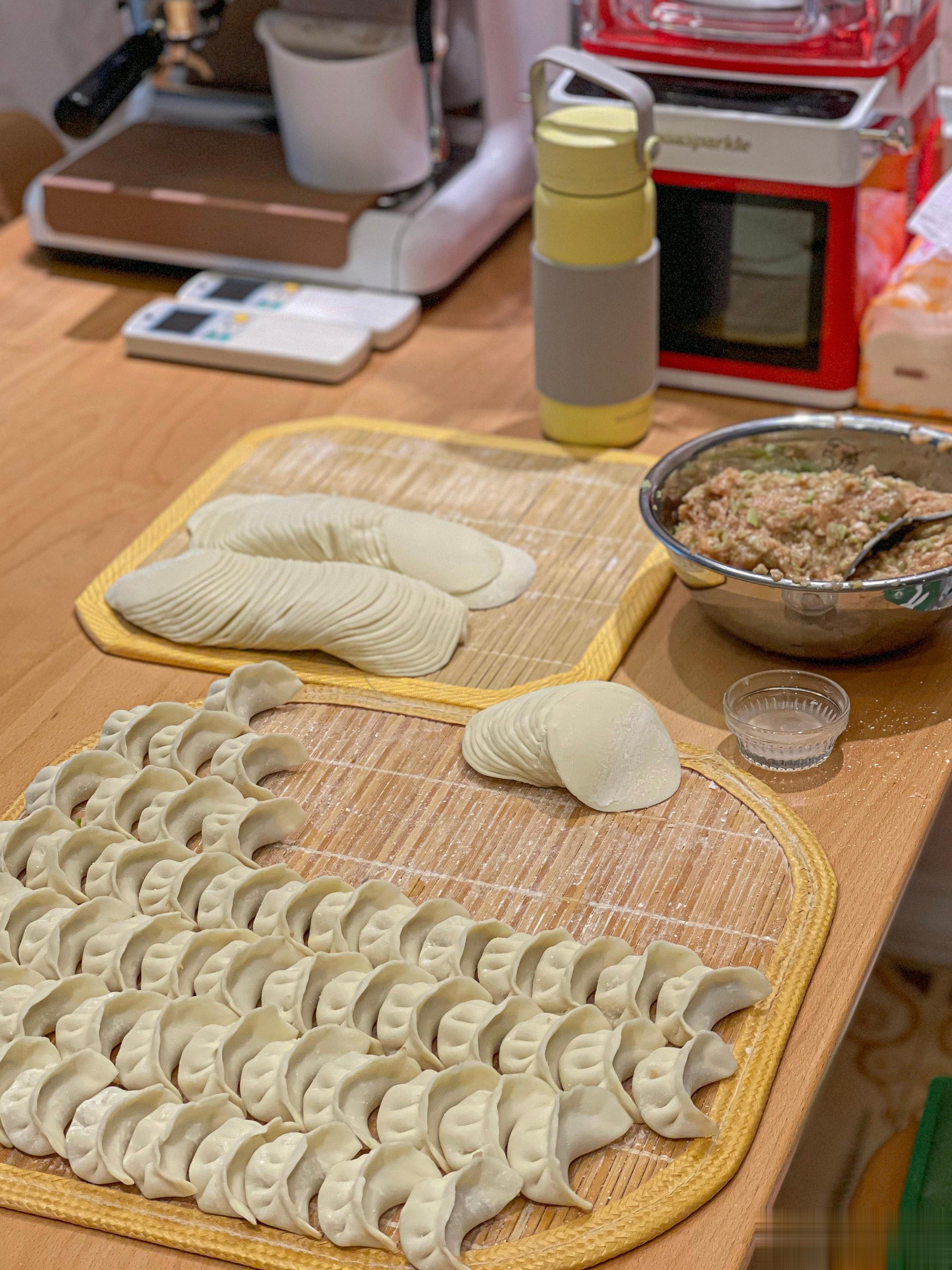 立秋贴秋膘[偷笑]吃最爱的芹菜馅饺子，楼下久久丫卖的凉拌菜超级好吃买了一些（猪耳