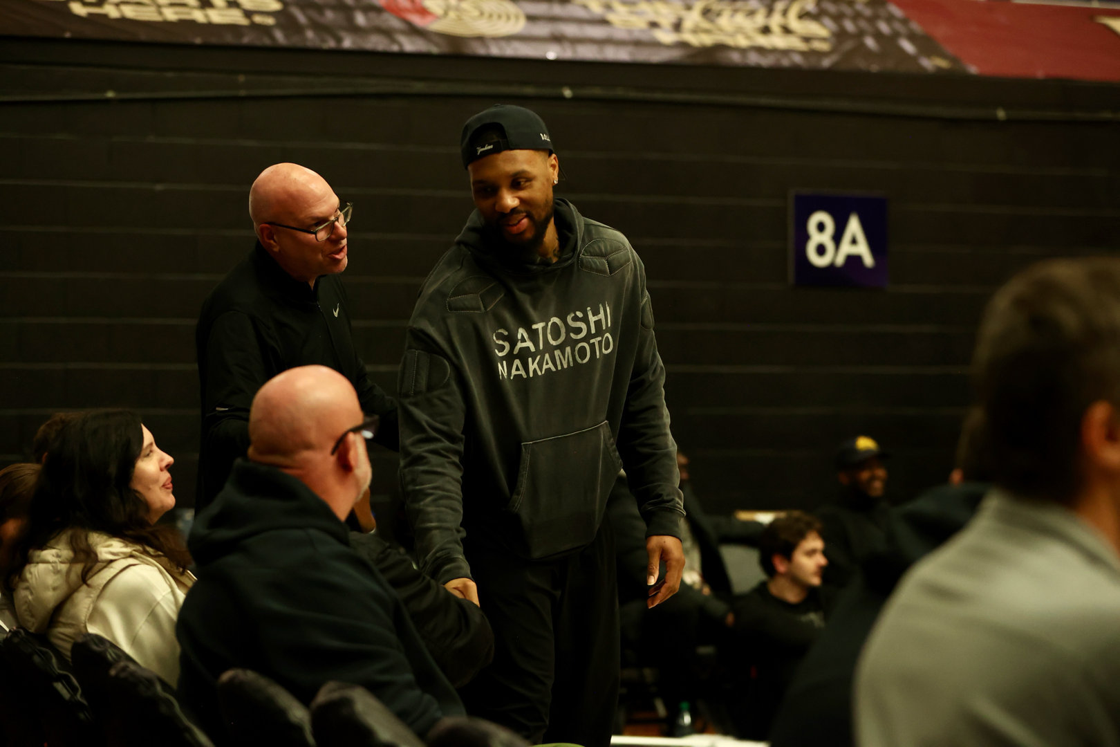 #利拉德观战杨瀚森# 利指导也来到了场边观战混音队👀 