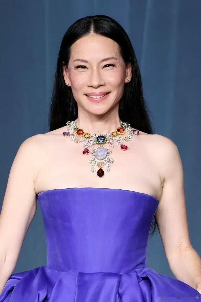 56岁的刘玉玲刘玉玲亮相奥斯卡博物馆盛典刘玉玲亮相奥斯卡博物馆盛典，依旧女王，行