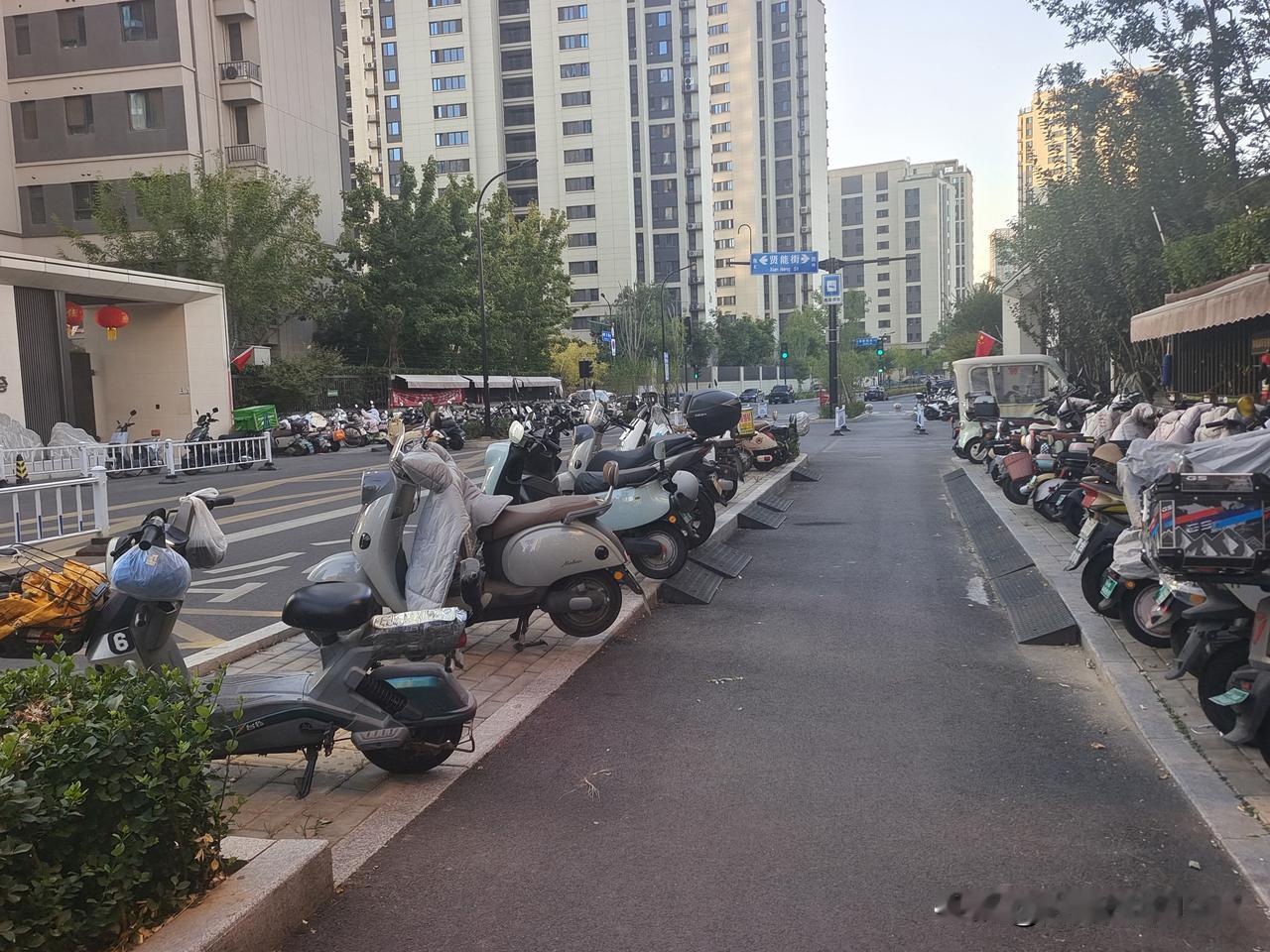 漫步济南新城，目睹占道乱象

新城楼宇道路宽
快车慢车人道全

蓝图规划本周到