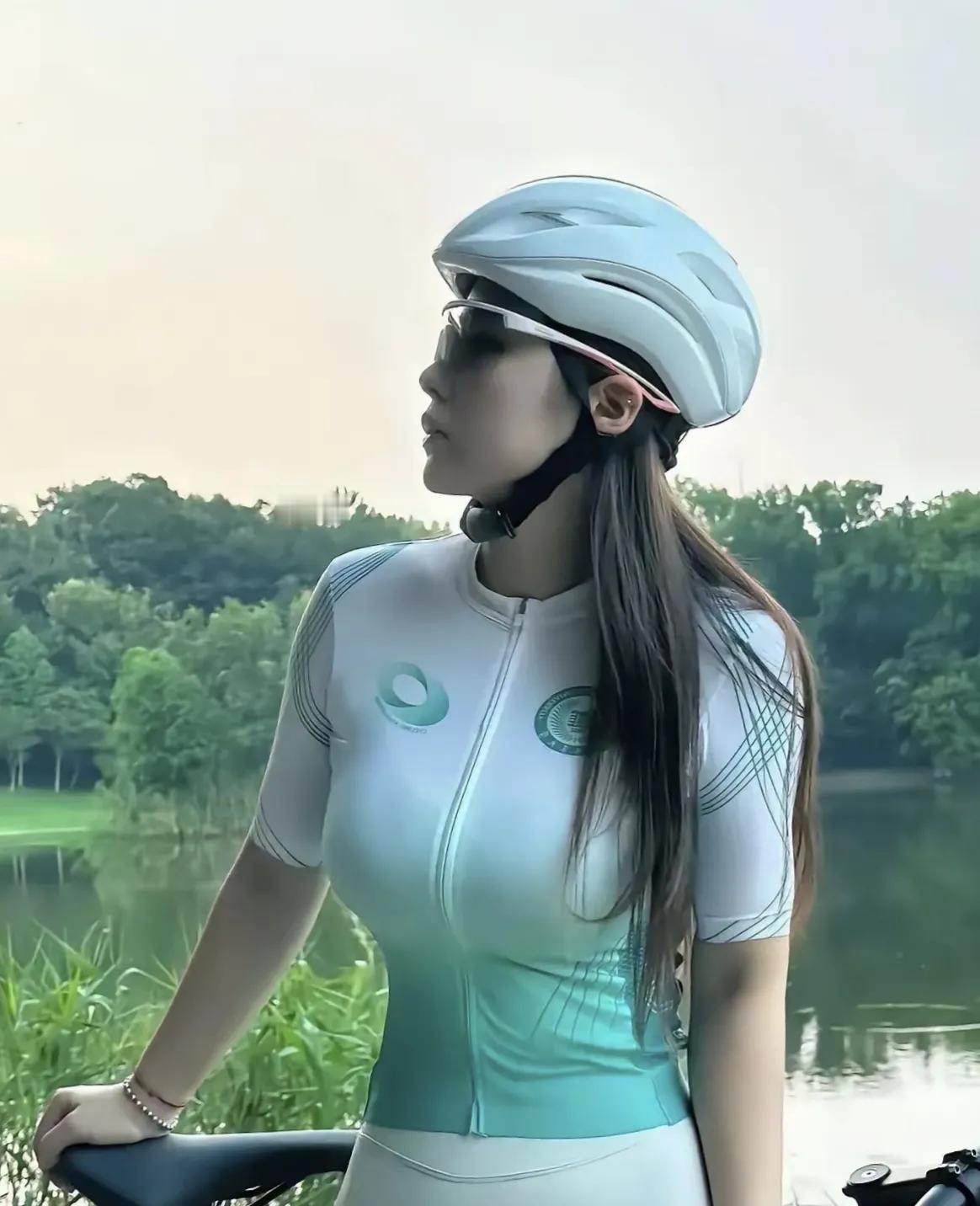 活力骑行少女，享受自然风光！🚴‍♀️🌿