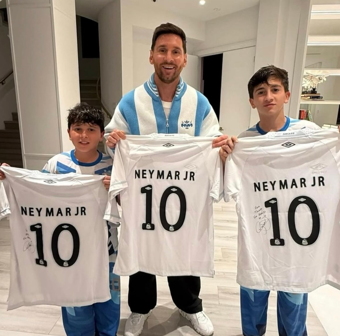 两个小朋友拿的球衣上面馁馁还写了他俩名字 为什么我们梅梅就什么都没有写 码字你说