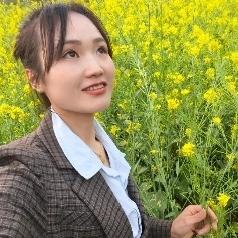 近日，河南安阳，女子走在公路上，突然发现一条绿化带没种花没种草，种的竟然是油菜和