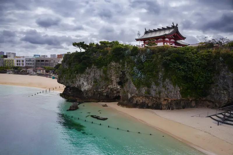 台评论员说琉球跟日本没半毛钱关系，这话一点没错。历史上，1879年以前琉球是独立