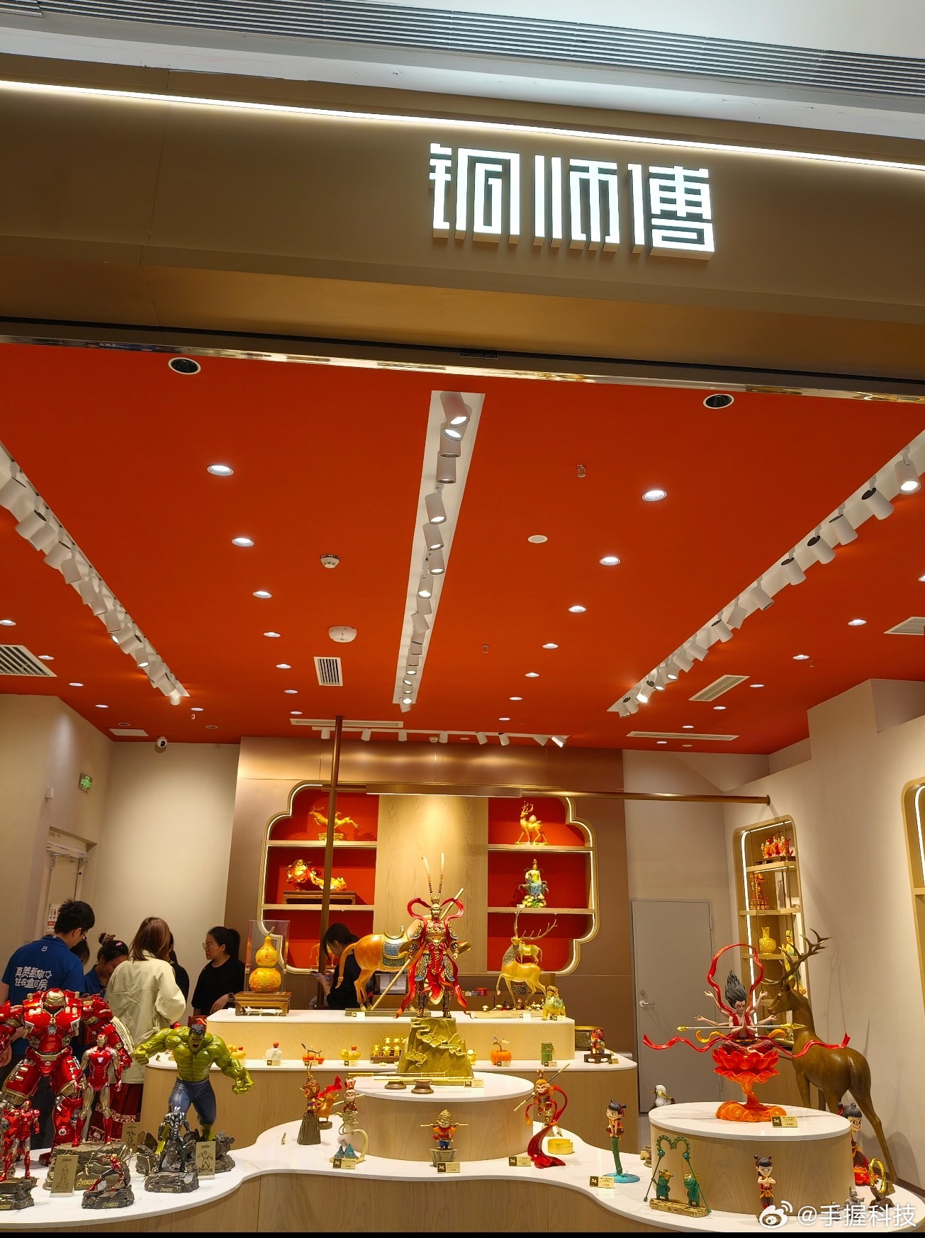 曝雷军押注的中年人泡泡玛特将上市雷总的眼光真没得说。天价潮玩无非是时间周期长短，