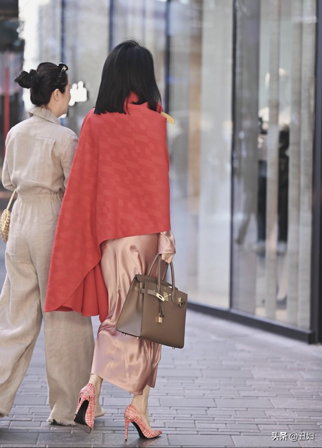 生活里不经意被惊艳的瞬间街拍美女女生有了好身材，便大方展示腰胯之美。这种穿搭不是