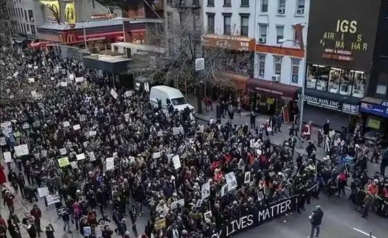 [月亮]菲律宾爆发“反马”抗议，民众焚烧马科斯画像，怒斥政府“卖国”当地时间28