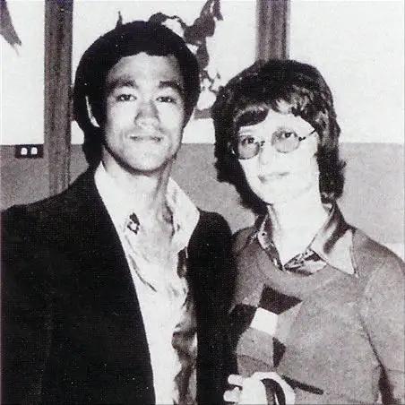 李小龙原配琳达也是一个坚强痴情的女人
琳达和李小龙一起白手起家
李小龙的成名她付