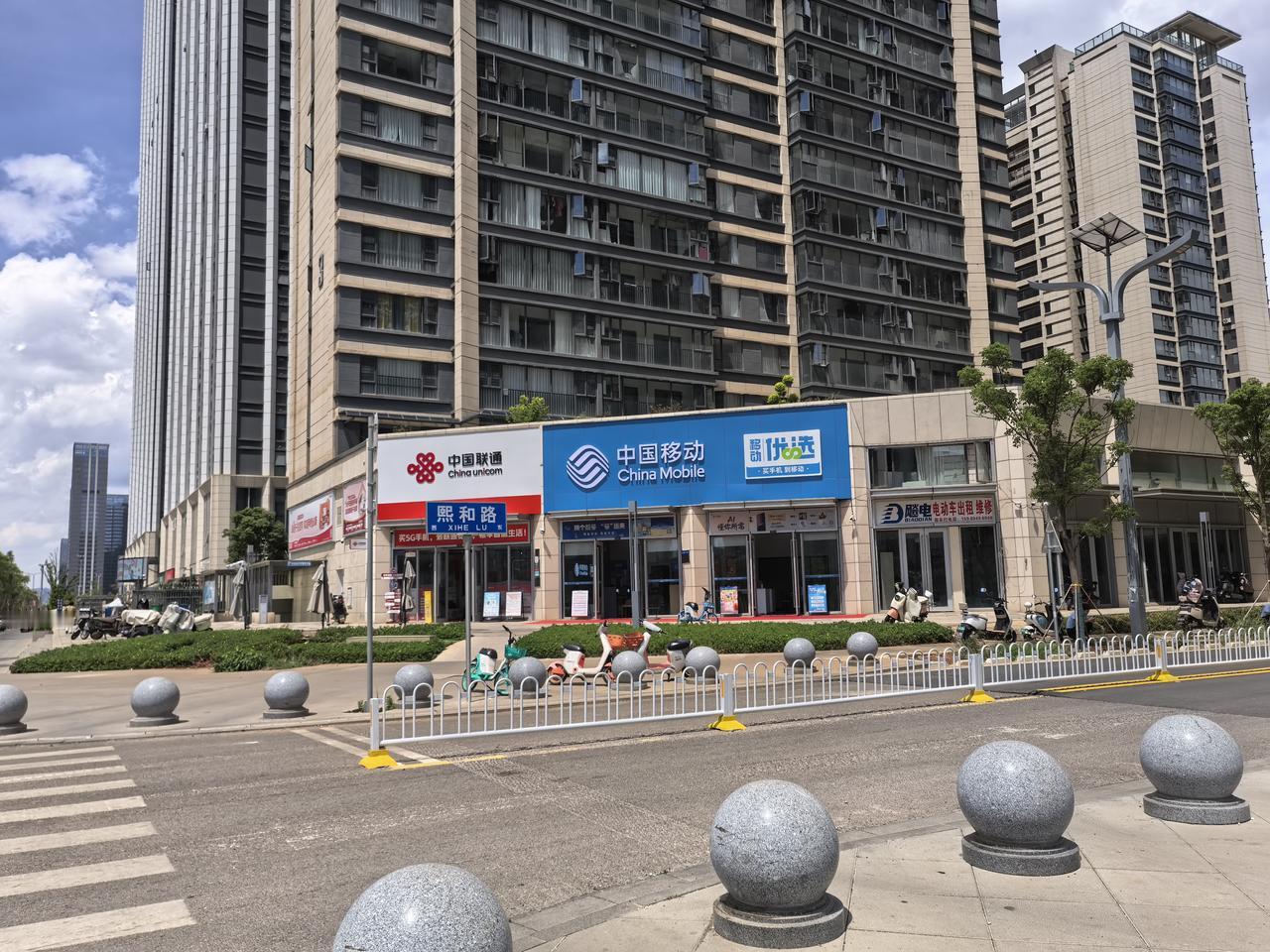巫家坝路上开了中国移动及中国联通的服务网点了，酒店也是有很多开起来了，而且这边不