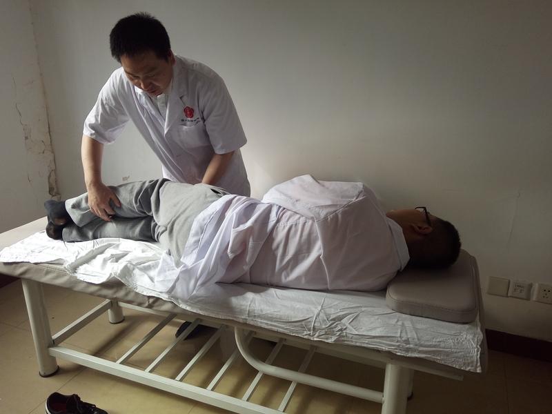 心脏不好时，按摩某些穴位或许能起到一定缓解作用。内关穴就不错，它位于前臂掌侧，腕