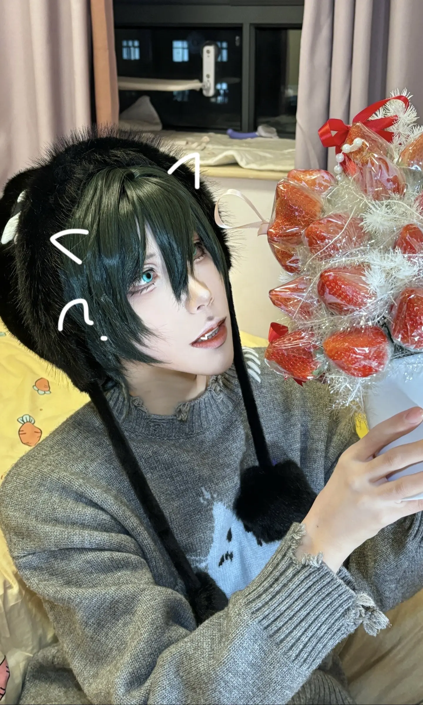 草莓里怎么藏了一只小猫？应该进我的肚子里😎因为被哥哥发现了所以