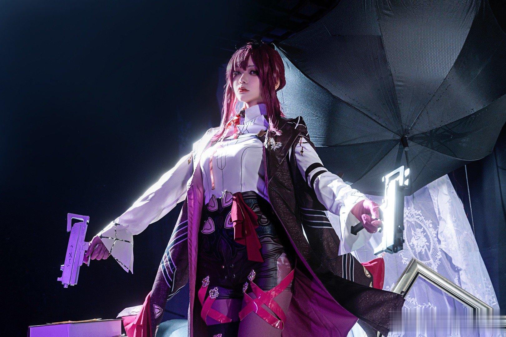 卡芙卡和银狼，喜扩[em]e400351[/em]“我喜欢和银狼聊天。她虽然个子