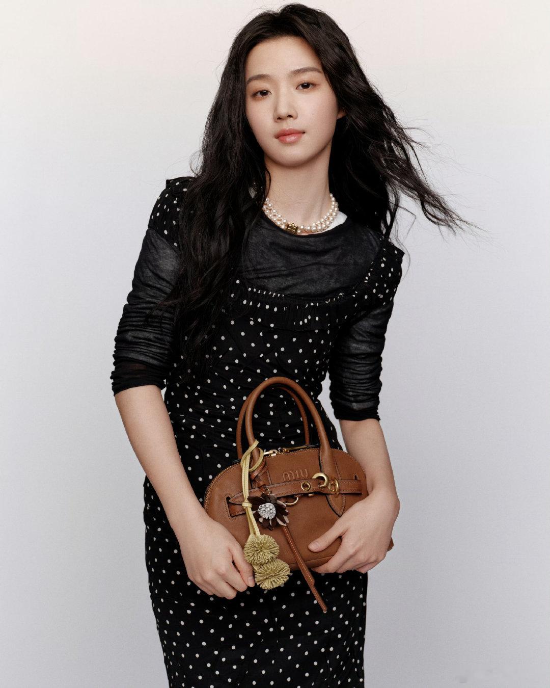 卢昱晓和向涵之共同演绎的 miumiu 大片新鲜出炉啦！两位青春灵动的少女展现出