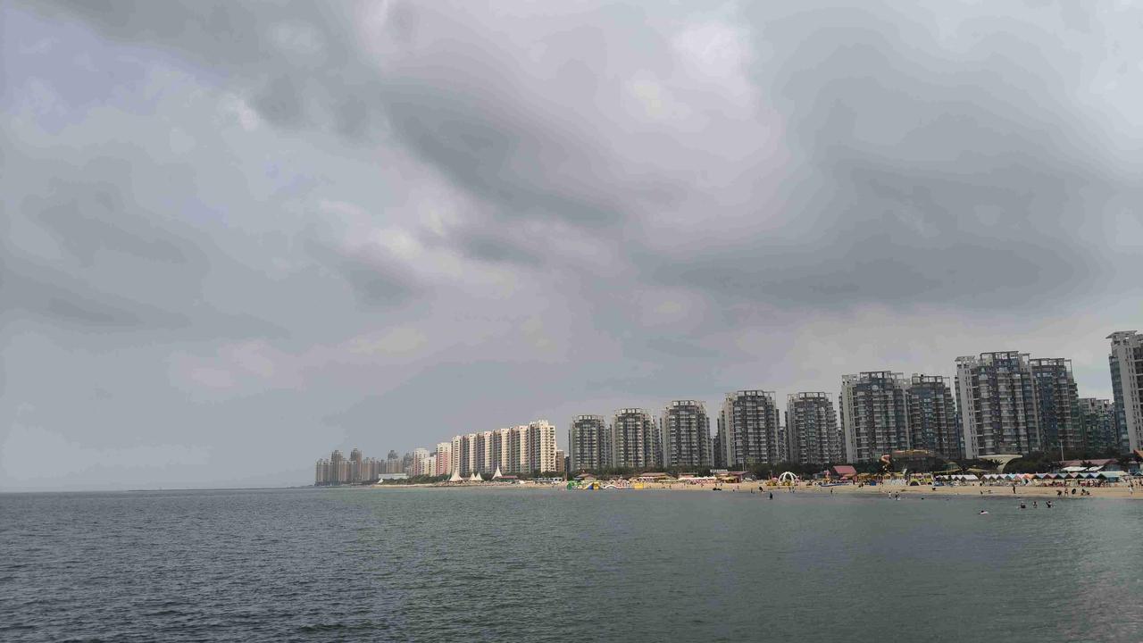 我的今日状态：🏝️旅行度假
我这里的天气：☁️阴天
感受着海边的清凉，感受着娃