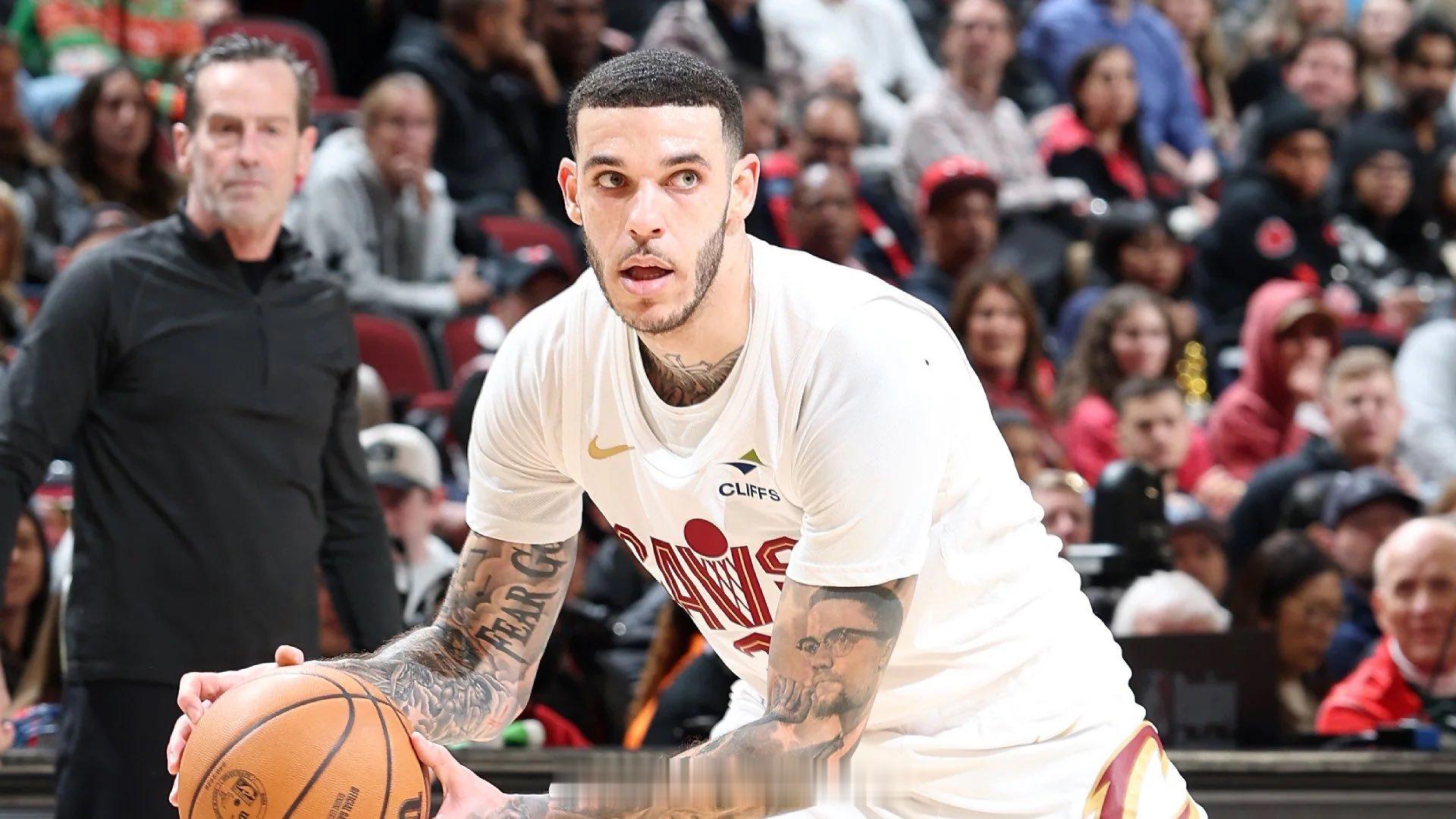 Jake Fischer：据消息人士透露，在勇士队努力将双向后卫帕特·斯宾塞转为