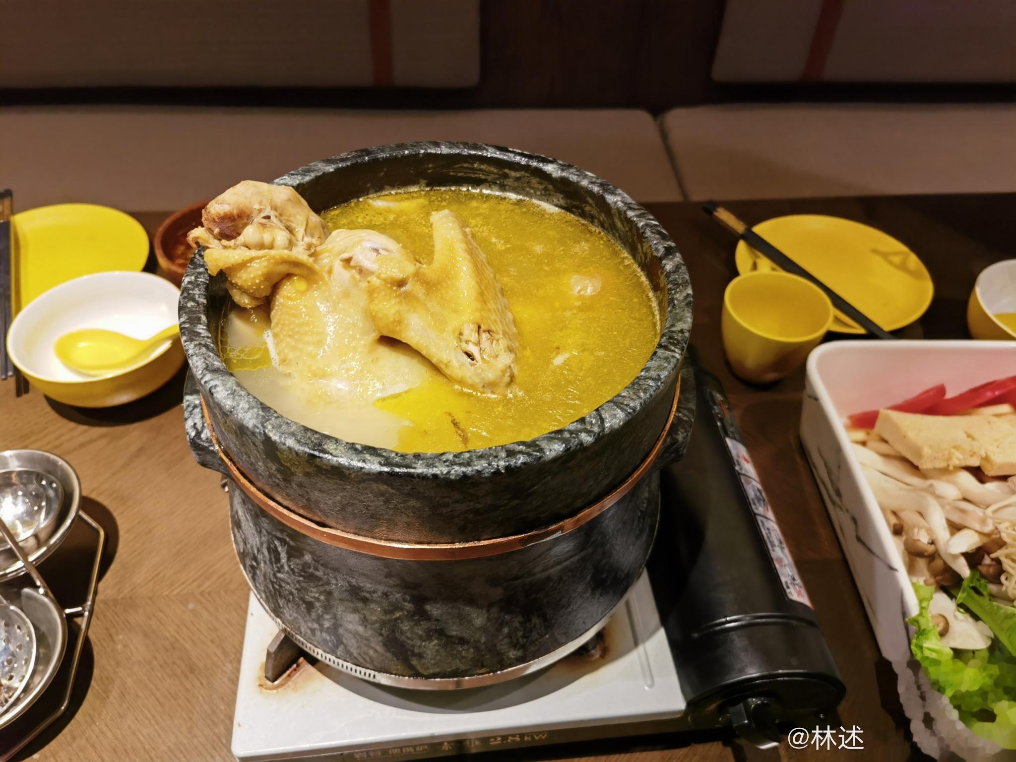 石锅藏香鸡 在九寨沟还能吃到这么美味的藏香鸡，真的很满足了[馋嘴][馋嘴][馋嘴