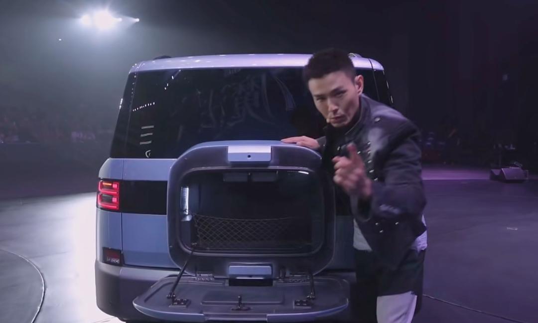 方程豹钛7EV闪充版车里居然还可以点KFC、语音下单人脸支付，车窗一摇就能拿走，