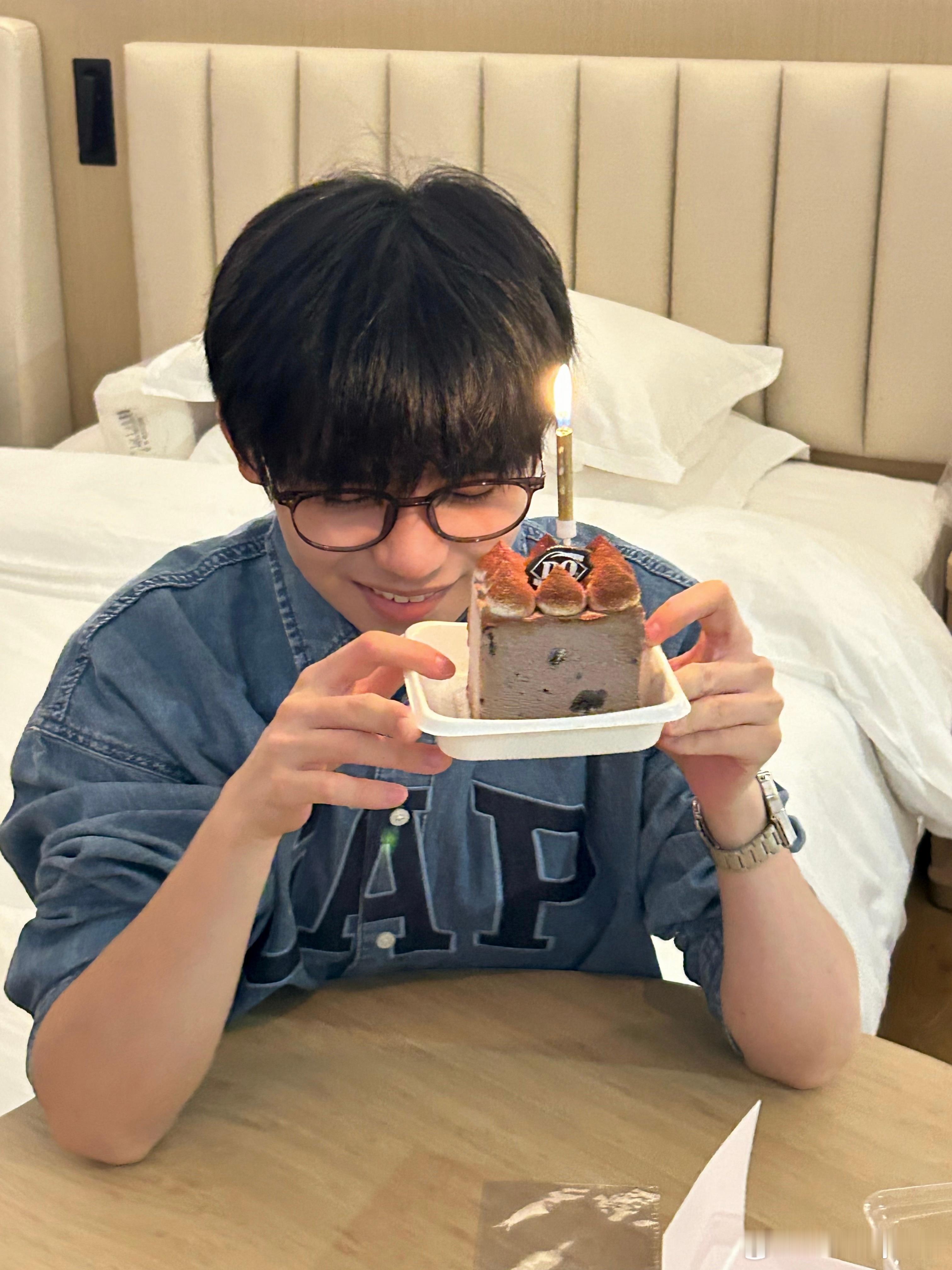 昨天是我生日，但是和师门聚餐冲了，只能今天再过一小下，25岁！ 