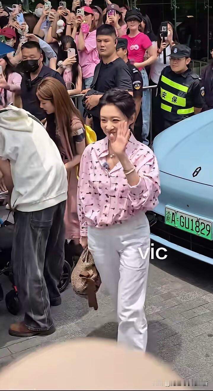 离开央视之后的周涛好有范，她的美貌被低估了，本人太洋气太漂亮了，一身休闲装打扮走