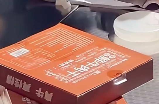 这是不是那天拍的呀 就他一直吐舌头要吃牛肉干那天 我记得吃的就是牛肉干 