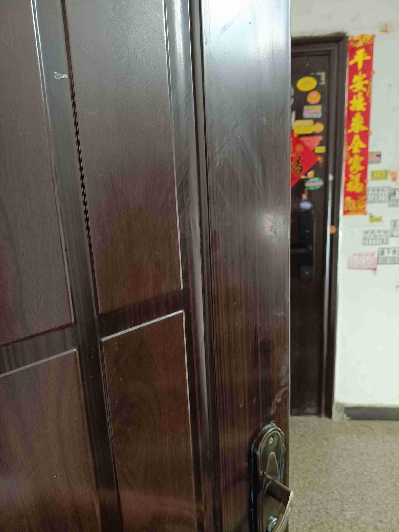 对门邻居问我家借了把伞，一个多月了该怎么开口要回？
那天雨下的很大，对面邻居敲响