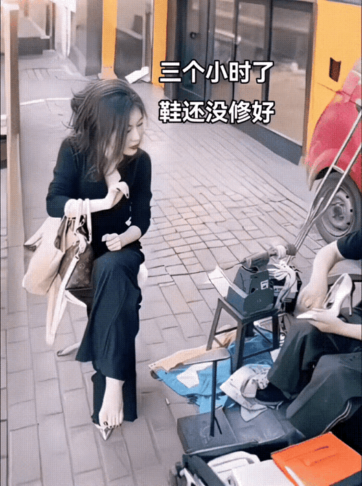慢工出细活
美女出门不小心鞋坏了，正好商铺边上有一修鞋的，美女脱鞋修鞋，这一修快