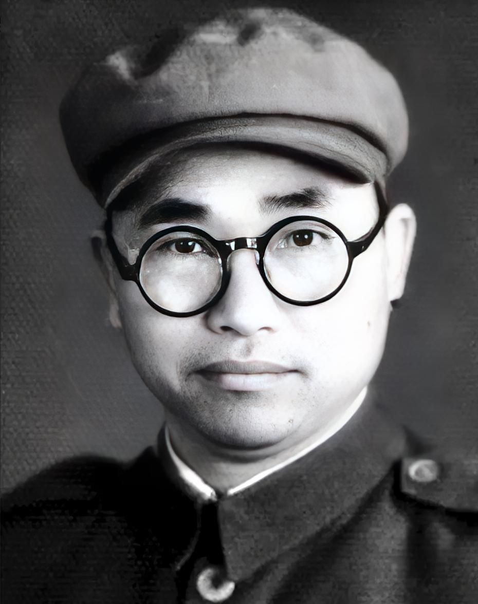 1942年春，晋察冀军区司令部开会时，院内突然响起枪声。聂荣臻冲出门，看见自己缴