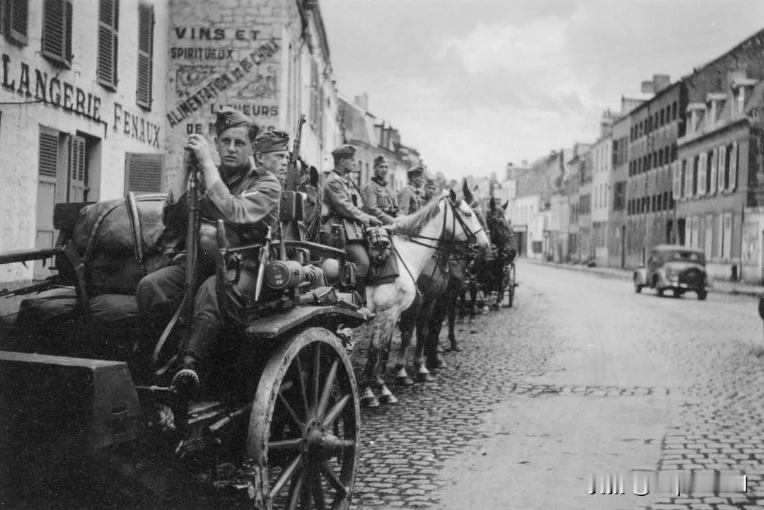 1940 年，法国的德国“骑兵”。照片由西蒙尼·施密德拍摄
#军事##老照片#
