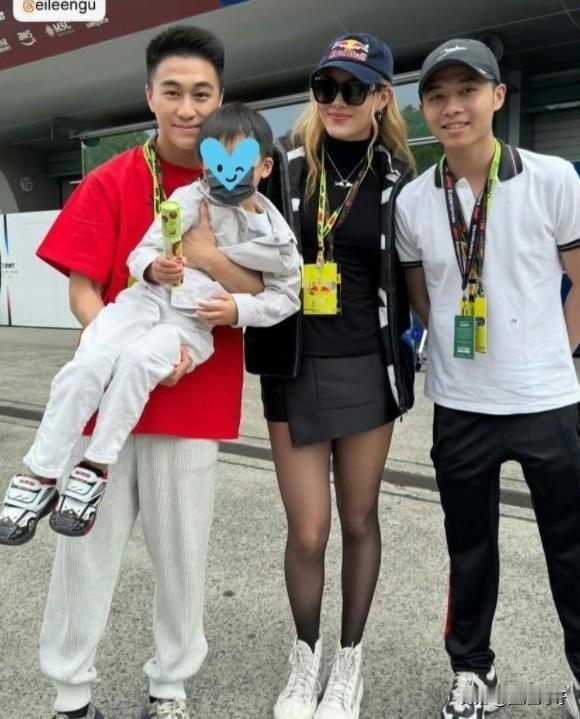 赌王长孙都长这么大了！何猷君带儿子出席活动，还跟谷爱凌一起合了影，看得出来，4岁