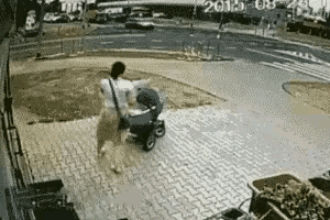 自己躲开了？
这做法咋样？祸到临头自己先跑了，孩子：你坚持住吆！为娘一会儿再回来