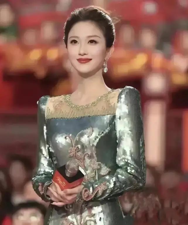 这是央视目前最漂亮的一个年轻主持人，长得确实漂亮，身材高挑又有气质，比周涛和董卿