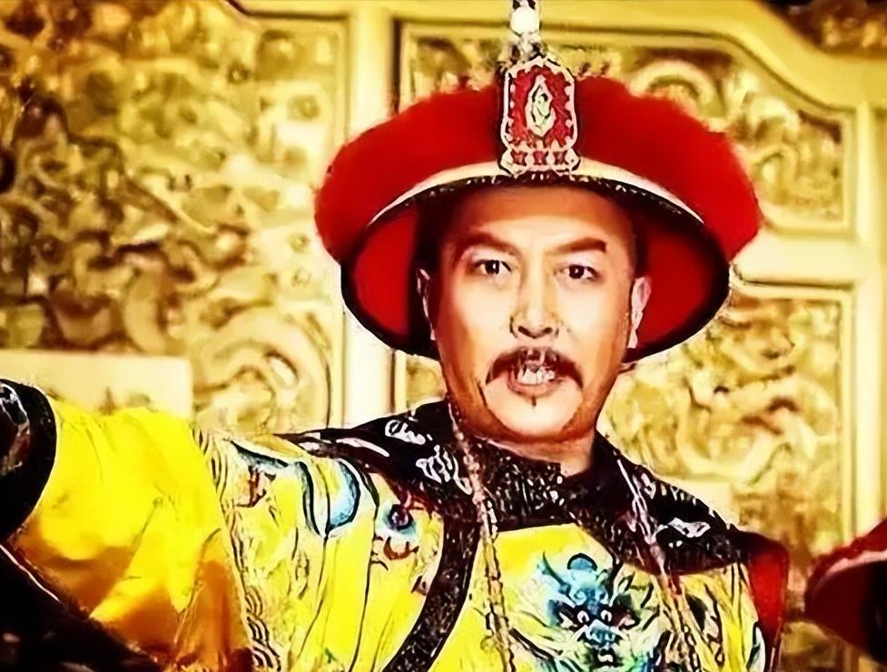 雍正一岁的抓周，握着毛笔胡乱写了个字，康熙看到后脸色瞬变！

抓周这事儿在古代可