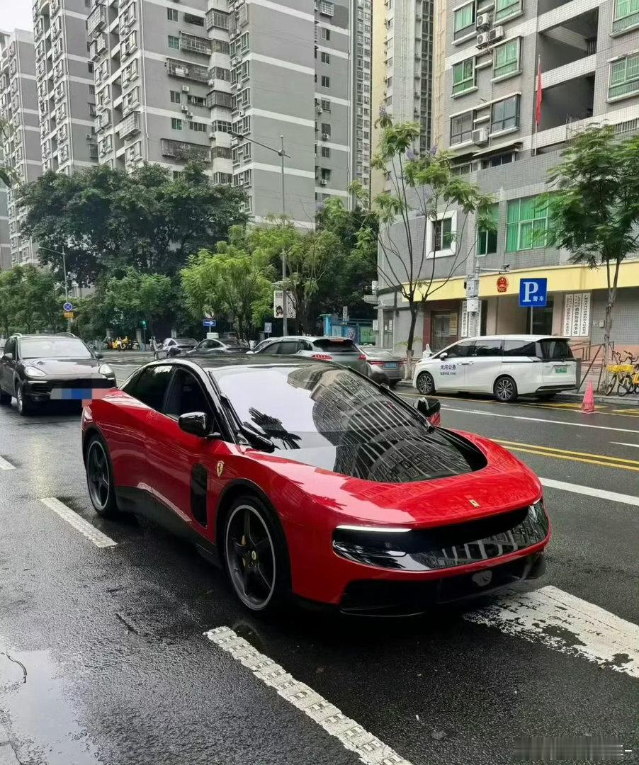 汽车  法拉利Luce国内有人提车了么？！惊现国内街头。假如说，这要是国产新能源