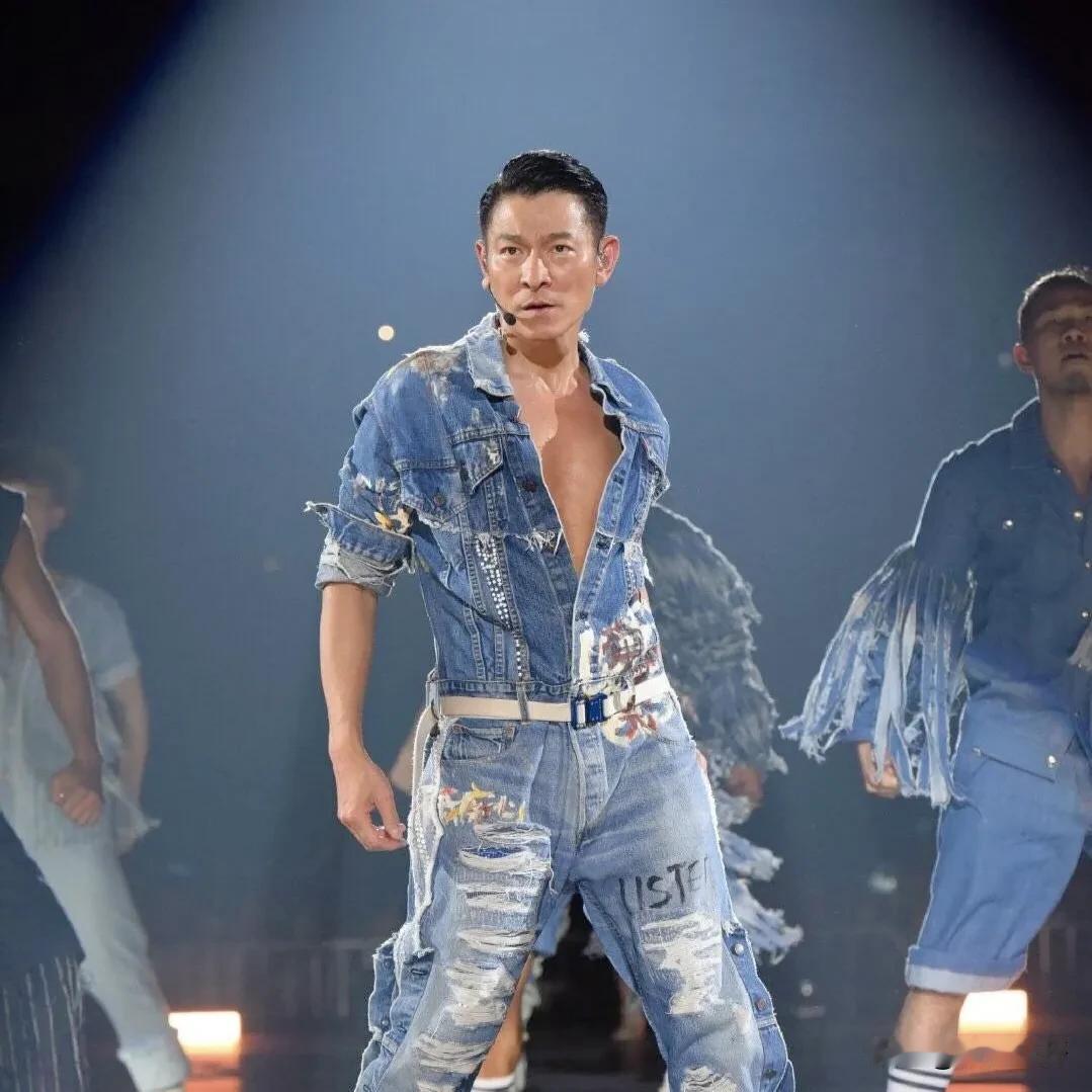 突然有个预感，
刘德华以后大概率不好参加晚会了

刘德华今年都64岁了，谁能想到