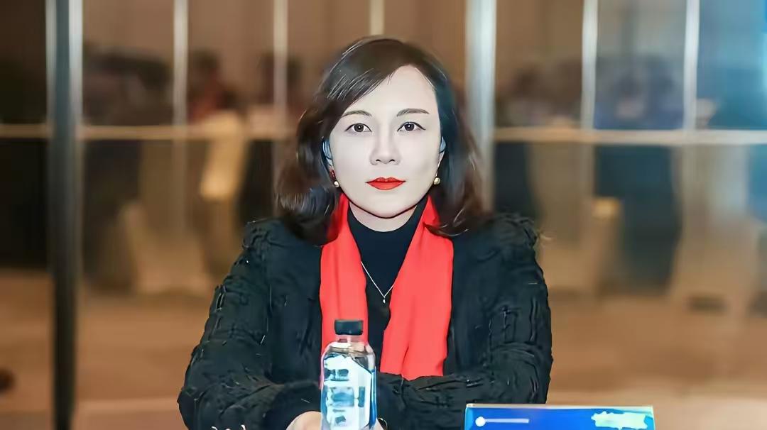 蒋焰本人十分精致和时尚，预计半年后出庭公审就是一个老婆子了，光鲜亮丽是平台给她的