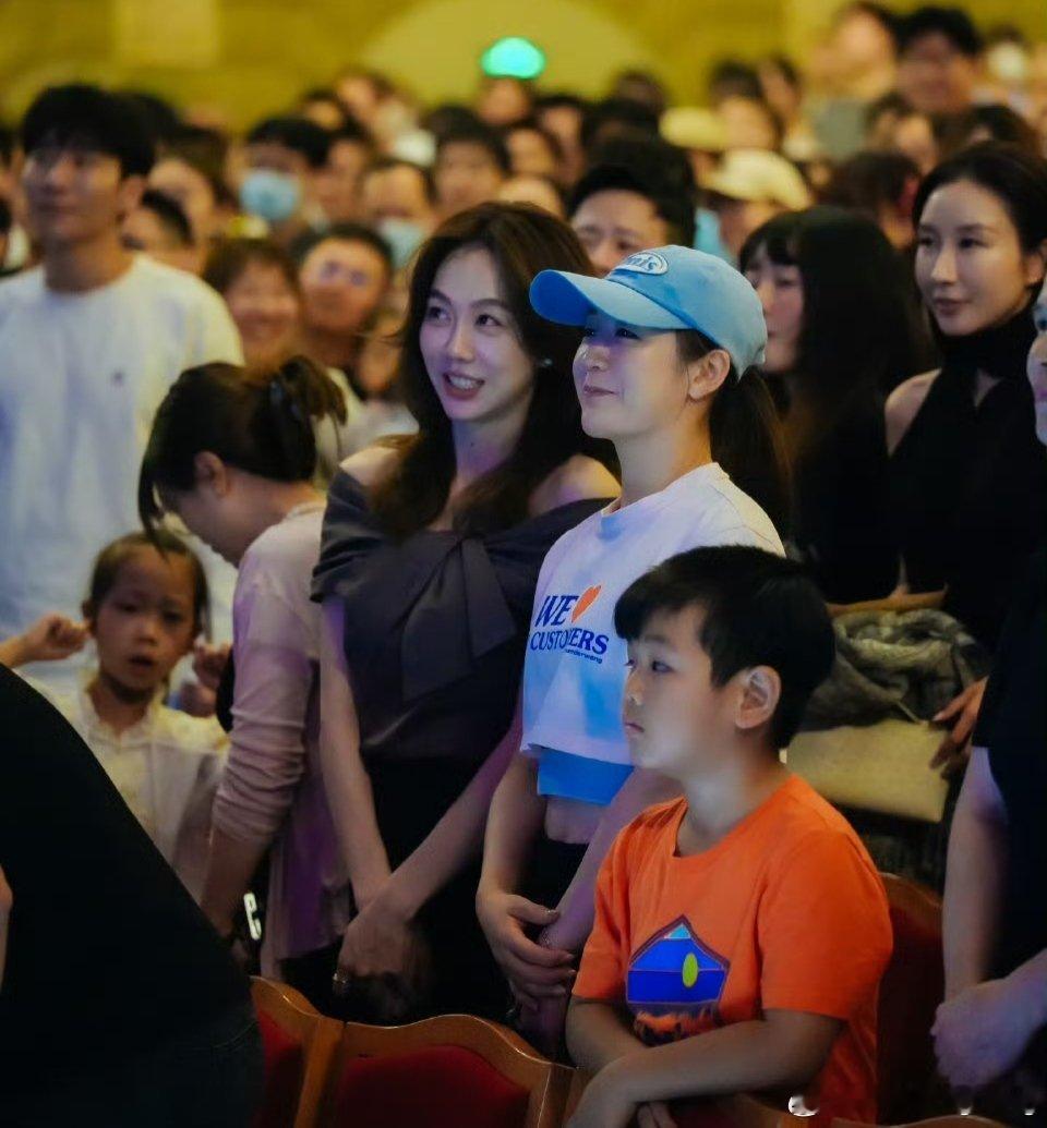 陈梦和姜妍一起去看刘谦魔术表演，两人一路挽手，边走边聊，果然一对好姐妹。陈梦现场