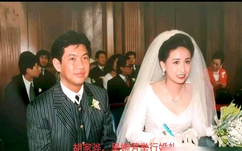李嘉欣还是输了，精心打扮出席豪门婚宴，风头却被58岁的吴婉芳抢了。

一身黑色露