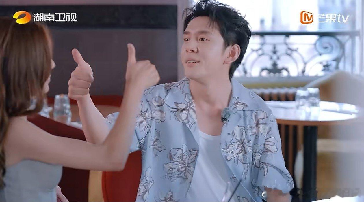 张予曦一句话拿下商务 晚餐期间，李佳琦请张予曦对三色遮瑕盘提看法。张予曦灵光一闪
