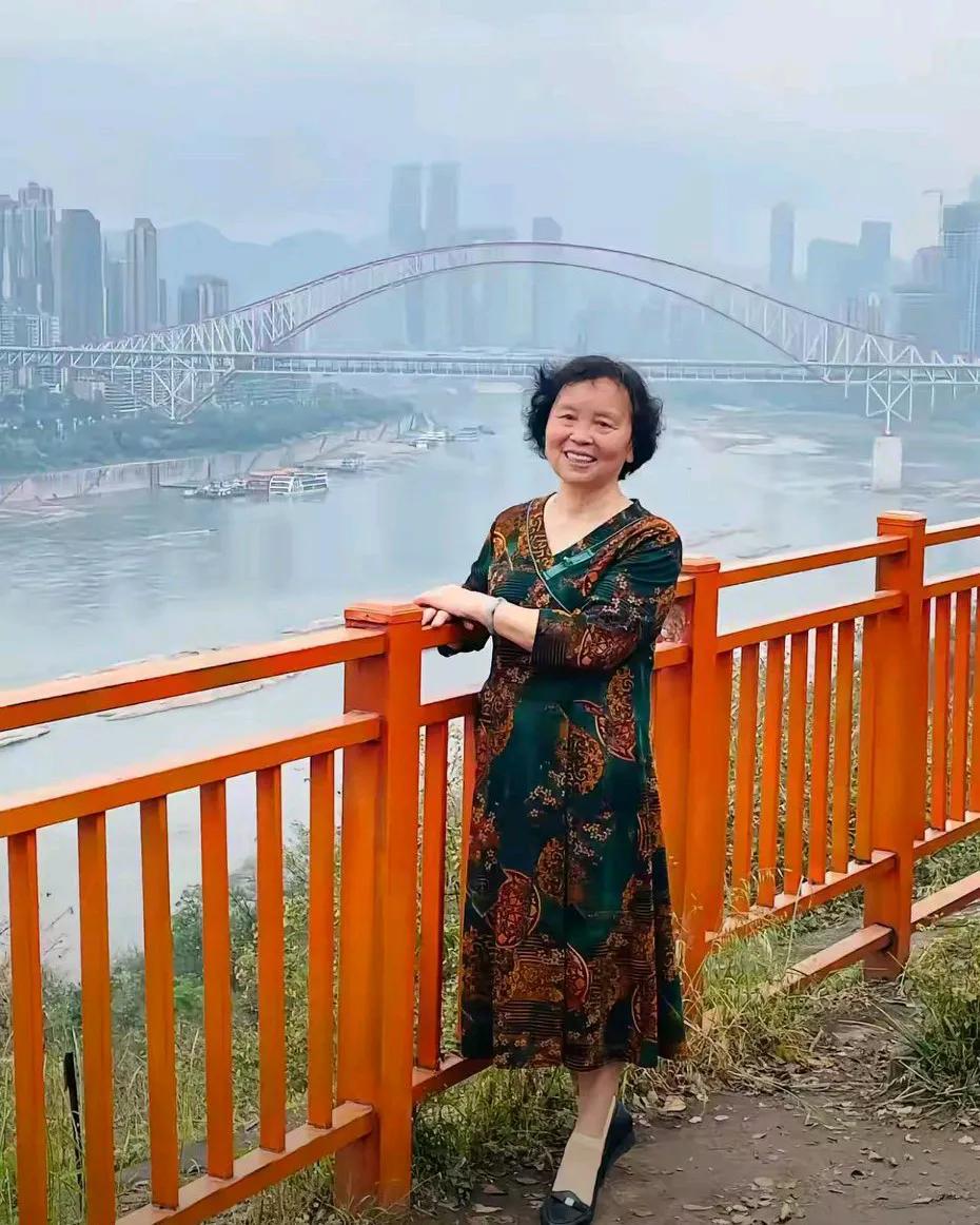 这是一位拿不定主意的女教师，大家帮她出出主意！
这位妇女快55岁了，然后校长跟她